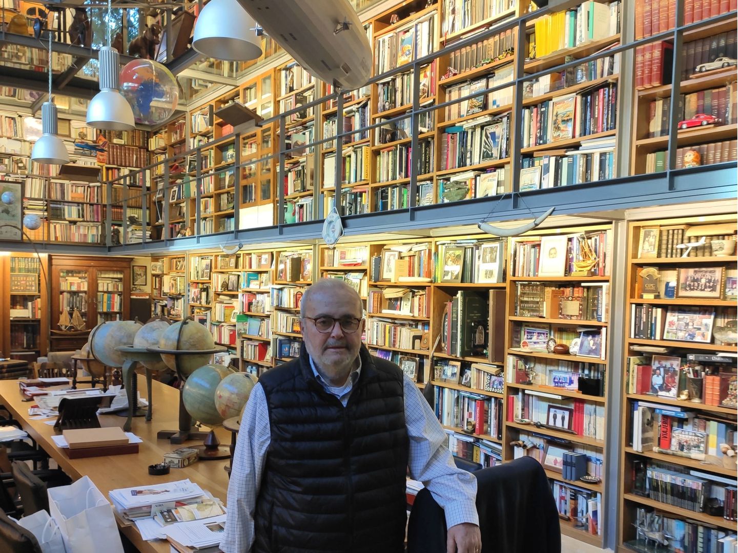 la impresionante Biblioteca de Javier Gomez Navarro con mas de 20.000 libros dedicados a los viajes